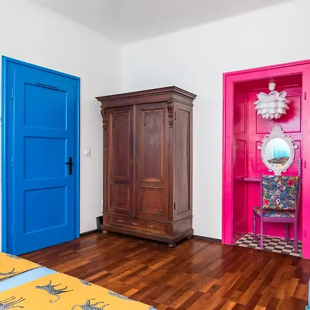 Charming Funky In Center Of Split